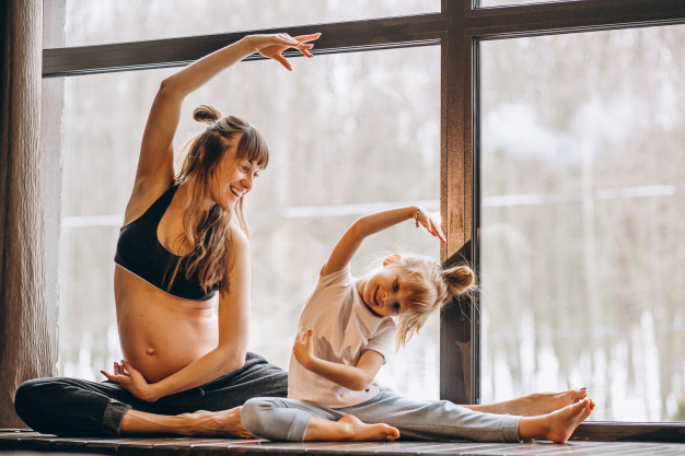 mamma e figlia che fanno yoga