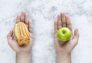 mela con buccia fa male